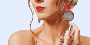 Mulher passando perfume no próprio pescoço